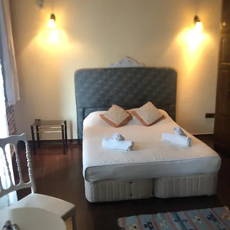 Tarihi Gülsün Hanım Konağı Konukevi Ayvalı
